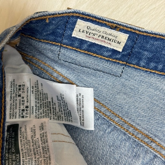 Levi’s Premium 501 Original Fit High Rise Shorts Light Wash Distressed - Picture 7 of 7